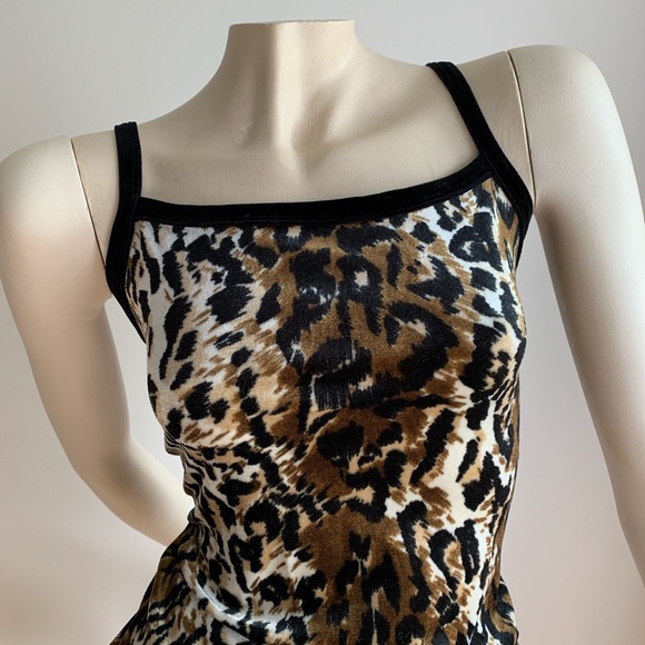 🦋✨ 2/15$ TOPS ✨🦋 Cheetah velvet top - Picture 1 of 6